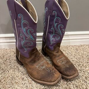 Girls old West boots - sole insert is missing on one boot.